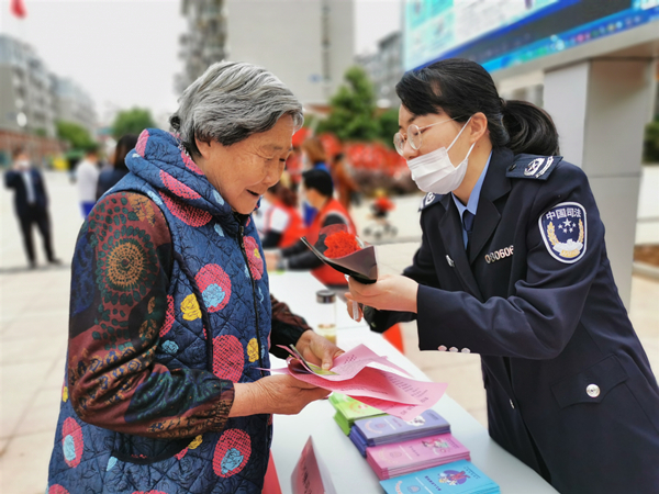 五月康乃馨  法治伴你行1_副本.jpg