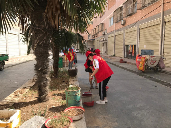 /uploads/image/2020/05/14/3e40e3b93037eefea1234629211a4a2a.jpg 六鎮(zhèn)鎮(zhèn)志愿者清理街道垃圾.jpg